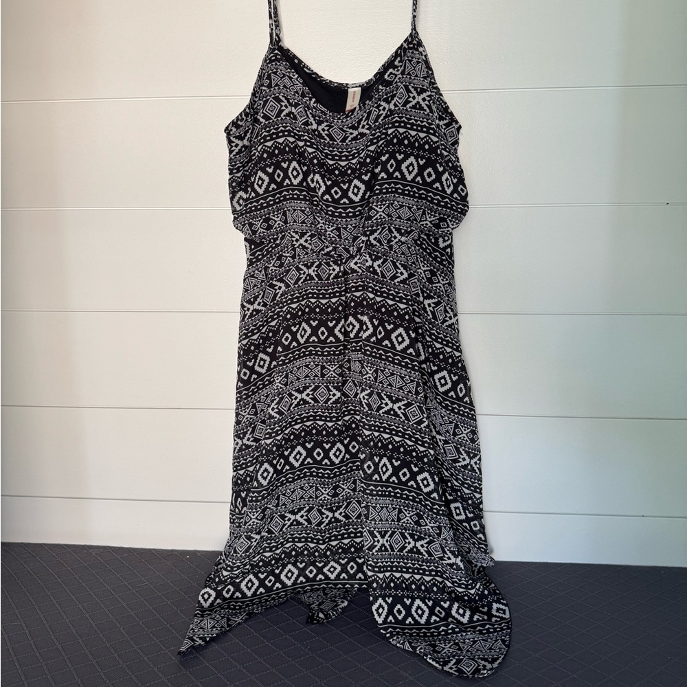 No Boundaries Black and White Asymmetrical Top, Women’s XXL